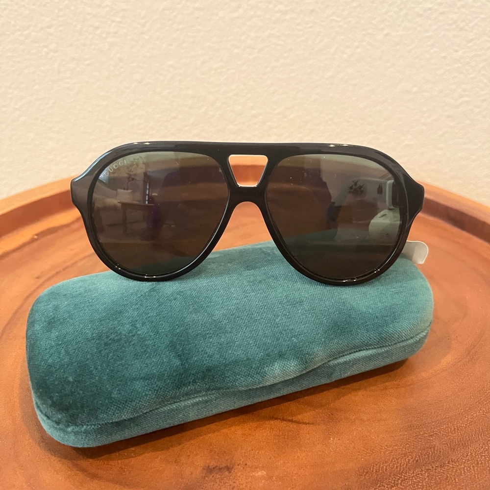 NWT GUCCI large aviator sunglasses 
Brand new with case, cloth and pouch